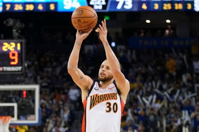 Golden State Warriors guard Stephen Curry shoots the basketball at Oracle Arena