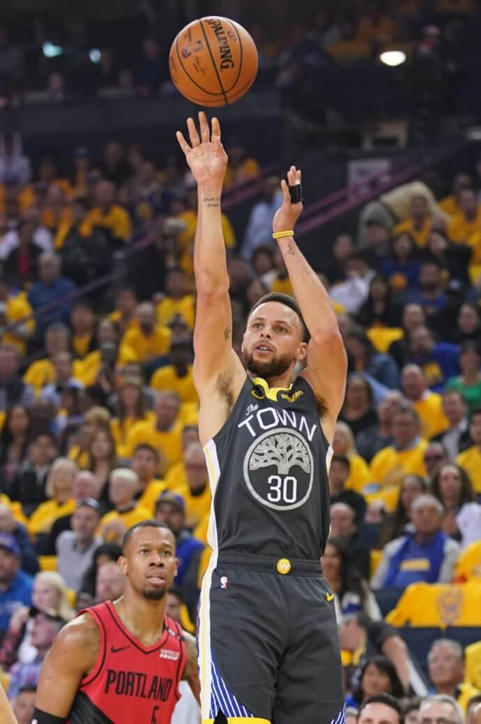 Golden State Warriors guard Stephen Curry (30) shoots the basketball at Oracle Arena