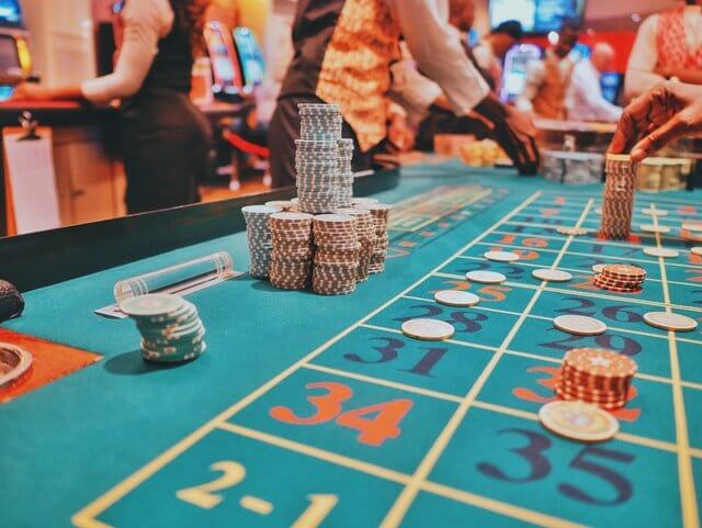 Casino roulette table